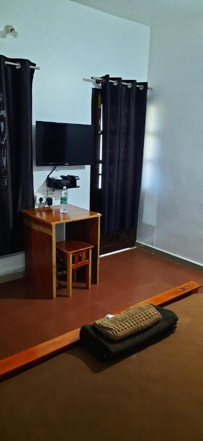 Poovar Sea View Rooms And Boating Family & Couple Only Eksteriør billede