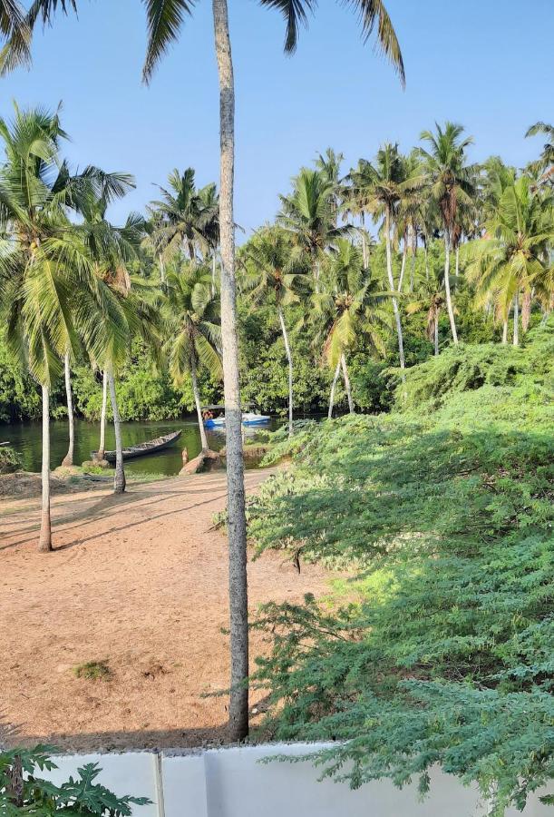 Poovar Sea View Rooms And Boating Family & Couple Only Eksteriør billede