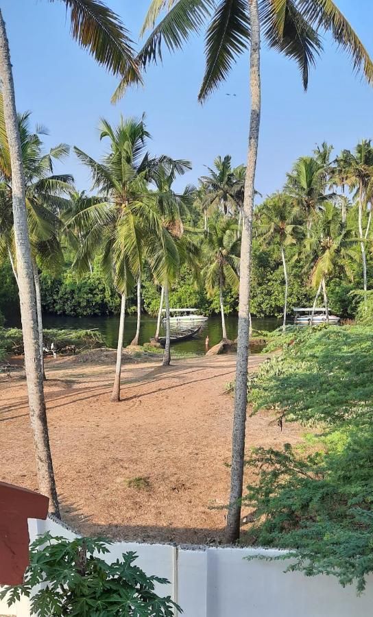 Poovar Sea View Rooms And Boating Family & Couple Only Eksteriør billede